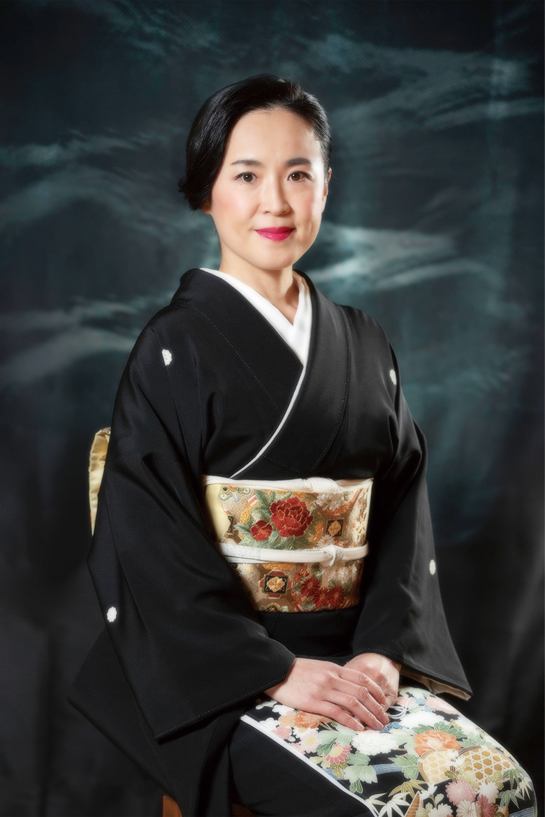 舞踊家 ごん乃ゆい、日本舞踊のプロフィール写真（黒留袖）